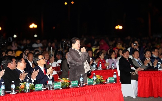 国会主席阮氏金银在开幕式上发表讲话。（图片来源：人民报网）
