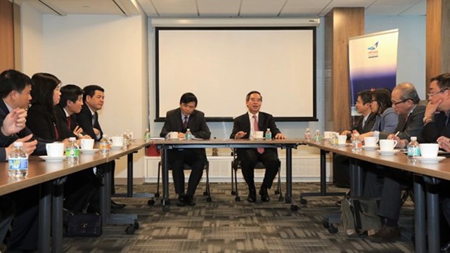 越共中央经济部部长阮文平同越南常驻联合国代表团干部举行工作会晤。（图片来源：越通社）