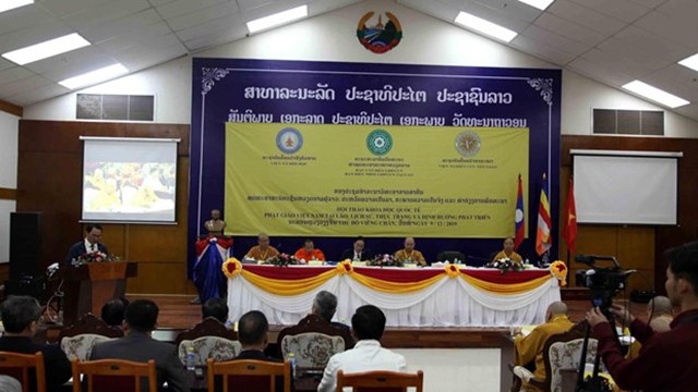 题为“越南佛教在老挝的发展：历史、现状和发展方向”的研讨会场景。
