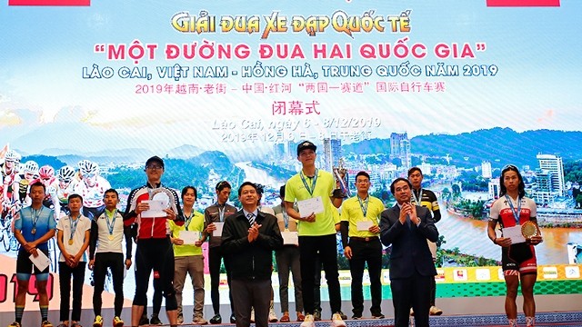 2019年越南老街与中国红河“两国一赛道”国际自行车赛颁奖仪式。