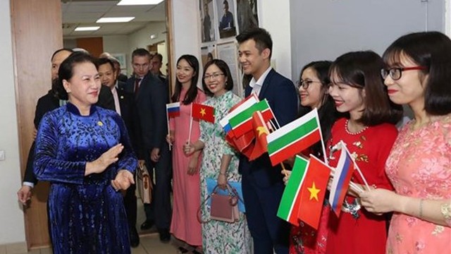 国会主席阮氏金银看望旅居俄罗斯鞑靼斯坦共和国越南人代表。
