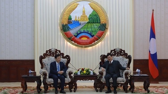 阮玉善部长和通伦•西苏里总理。（图片来源：人民报网）