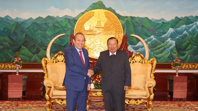 张和平副总理和老挝人民革命党中央总书记、国家主席本扬·沃拉吉握手。