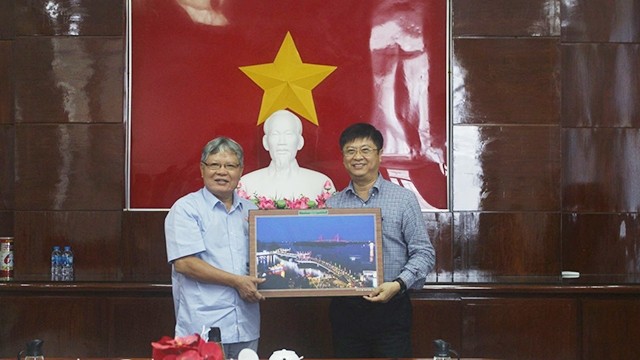 张光怀南同志向越南和平与发展基金会代表赠送纪念品。（图片来源：芹苴市报）