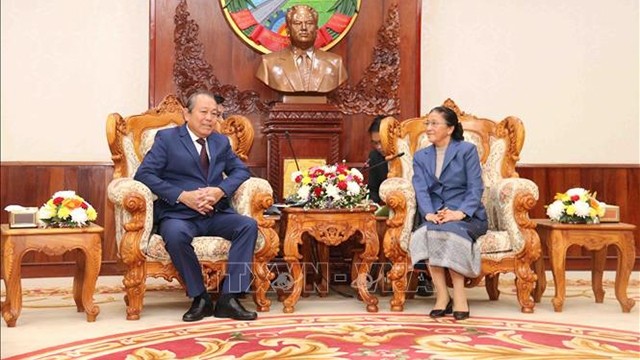 张和平副总理与老挝国会主席巴妮·雅陶都。（图片来源：越通社）