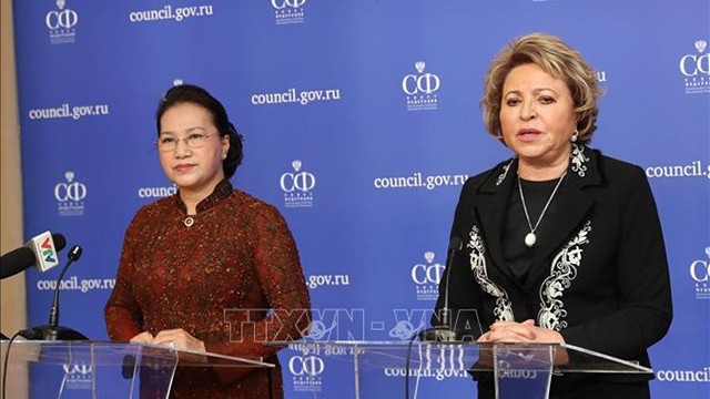越南国会主席阮氏金银和俄罗斯联邦委员会主席会见记者。（图片来源：越通社）