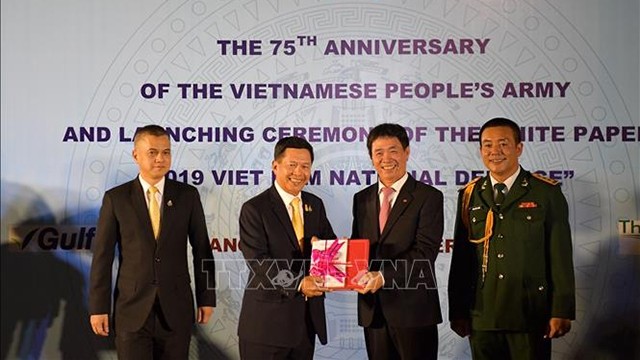 越南驻泰国大使阮海鹏向泰国国防部代表赠送2019年越南国防白皮书。（图片来源：越通社）
