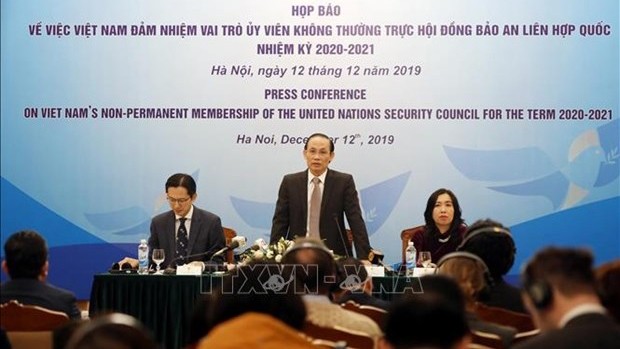 越南外交部副部长黎怀忠在新闻发布会上发表讲话。