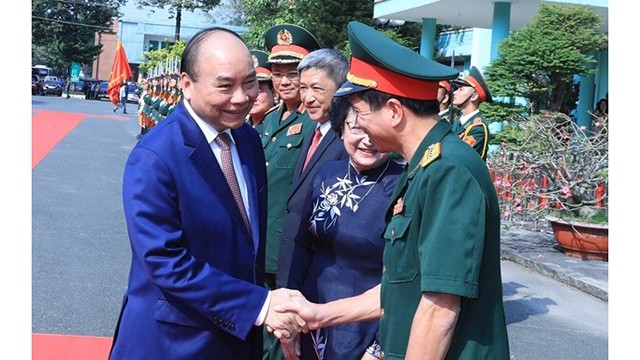 阮春福总理走访175号军医院。（图片来源：越通社）