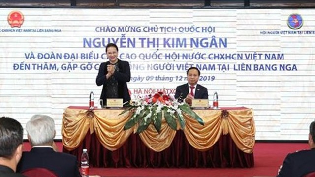越南国会主席阮氏金银造访旅居俄罗斯越南人。