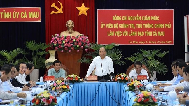 越南政府总理阮春福和政府工作组与金瓯省领导进行座谈。
