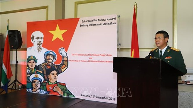 越南驻南非国防武官郑玉大大校表示在纪念典礼上致辞。（图片来源：越通社）