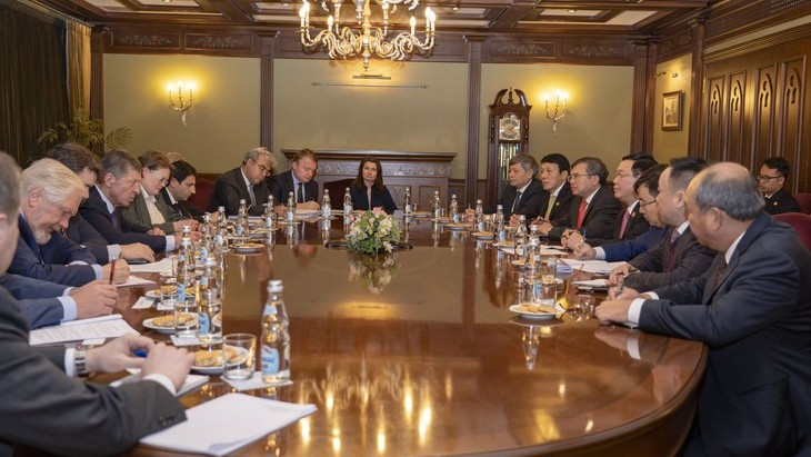 越南政府副总理王廷惠与俄罗斯联邦副总理德米特里·科扎克举行了会谈。（图片来源：VGP）