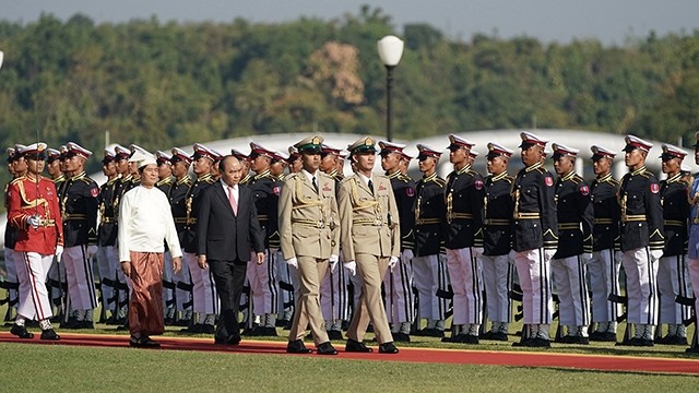 阮春福总理和缅甸总统吴温敏检阅仪仗队。（图片来源：VGP）