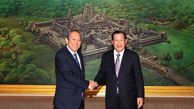 张和平副总理与洪森首相握手。