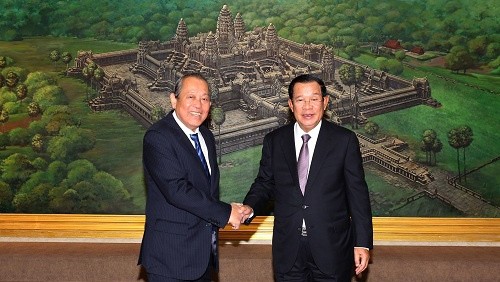 越南政府常务副总理会见柬埔寨首相洪森。（图片来源：VGP）