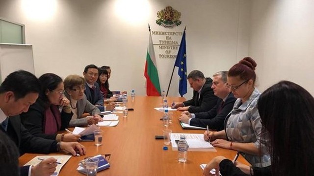 胡志明市高级代表团同保加利亚旅游部举行座谈会。（图片来源：越通社）