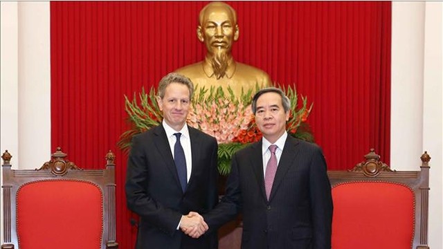 阮文平部长和美国华平投资集团主席蒂莫西·盖特纳。（图片来源：越通社）