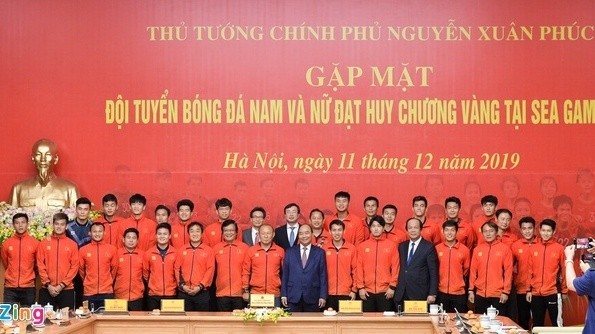 阮春福总理会见参加第30届东南亚运动会的两支越南球队。