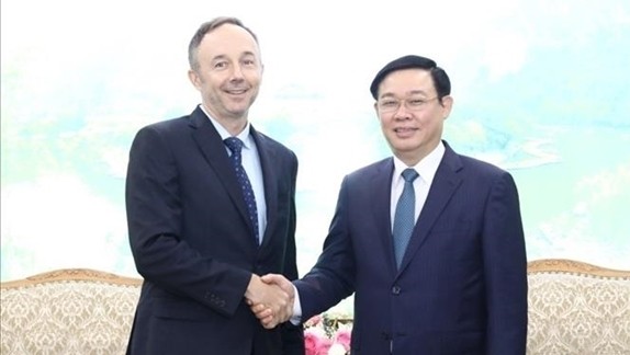 王廷惠副总理和克里斯·赫尔泽尔副总裁。（图片来源：越通社）
