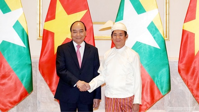 阮春福总理与吴温敏总统在会见前握着手合影。