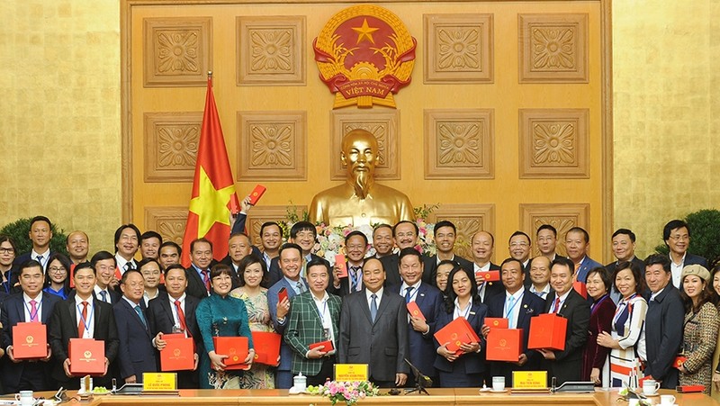 越南政府总理阮春福会见荣获红星奖青年企业家代表。（陈海 摄）