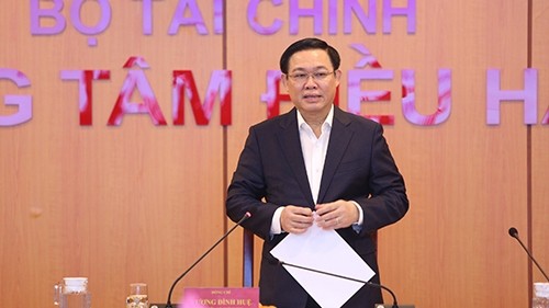 越南政府副总理王廷惠发表讲话。