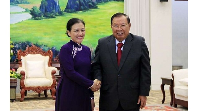 老挝人民革命党中央总书记、国家主席本扬·沃拉吉同越南友好组织联合会主席阮芳娥。（图片来源：越通社））