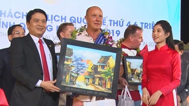 广南省领导代表向第460万名外国游客Paul Oldham先生赠送纪念品。