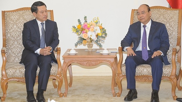 越南政府总理阮春福会见老挝外交部部长沙伦赛·贡玛希。（陈海 摄）