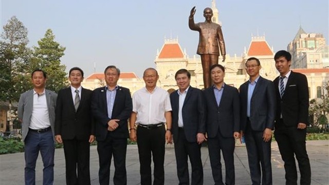 胡志明市人民委员会主席阮诚峰和越南男足主教练朴恒绪合影。
