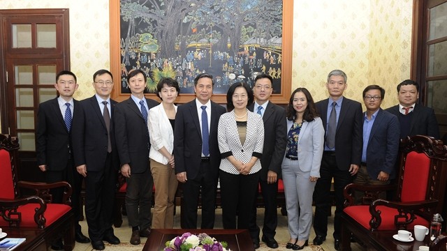 越南《人民报》社副总编辑黎国庆亲切会见代表团。