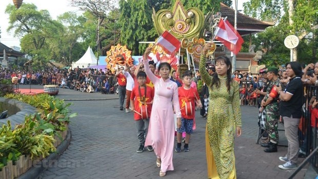 越南在印尼登巴萨街头节推广旅游形象。