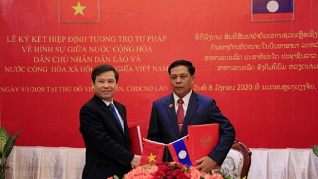 越南最高人民检察院检察长黎明智和老挝最高人民检察院检察长坎山•苏冯签署刑事司法协助协定。