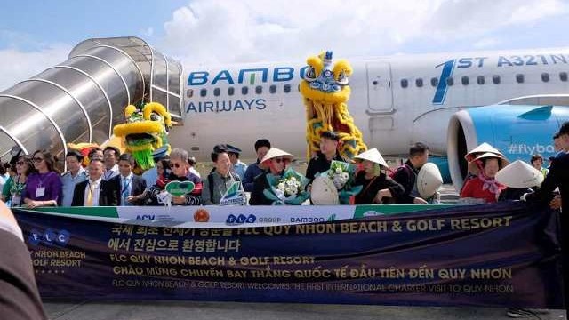 迎接从韩国清州市飞往平定归仁的第一国际航班。
