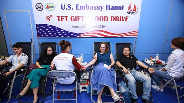 美国驻越南大使馆举行第八次无偿献血活动。