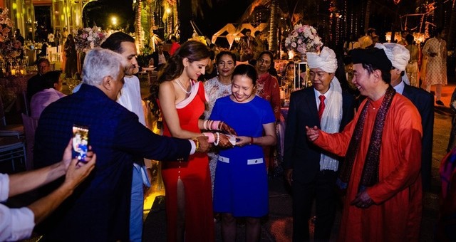 附图：印度游客在越南富国岛举行婚礼。