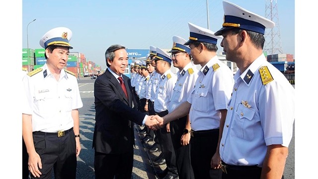 中央经济部部长阮文平走访胡志明市西贡新港总公司。（图片来源：人民军队报）