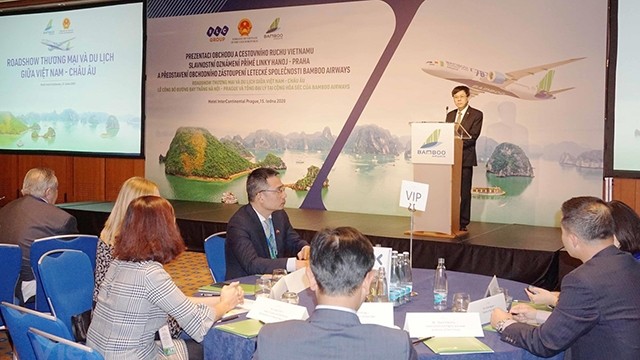 越南驻捷克大使胡明俊发表讲话。（图片来源：越通社）