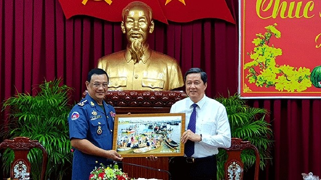 柬埔寨王家军警卫司令部向芹苴市领导致以新春祝福。