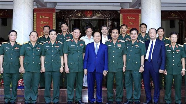越南政府总理阮春福视察第九军区备战工作。（图片来源：越通社）