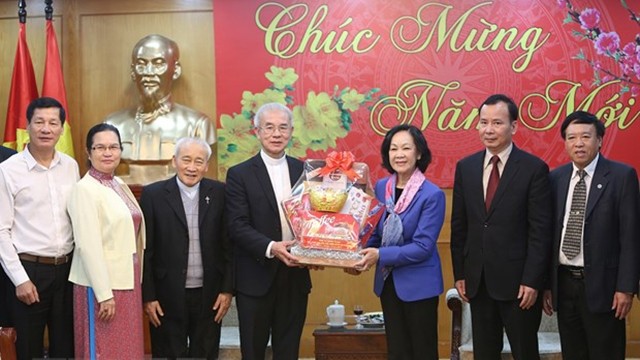 越共中央民运部部长张氏梅会见越南天主教团结委员会代表团。