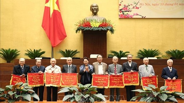 国会主席阮氏金银与国会前领导和国会办公厅退休干部举行见面会。