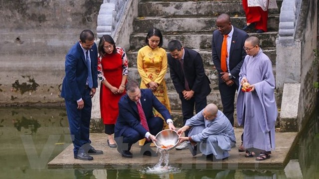 美国驻越南大使丹尼尔·克里滕布林克放生鲤鱼送灶君上天庭。