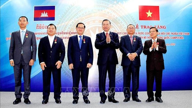 苏林部长向柬埔寨内政部干部授予友谊勋章。（图片来源：越通社）