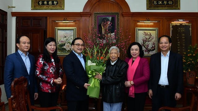 河内市领导向原越共中央总书记黎可漂拜年。