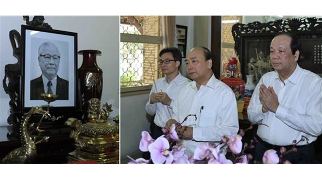 越南政府总理阮春福上香缅怀已故党和国家领导同志。