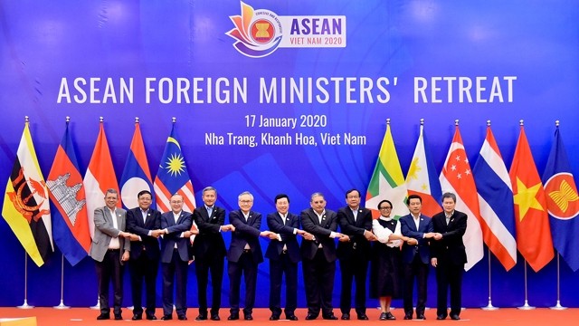 越南政府副总理兼外交部长范平明和各国团长合影。