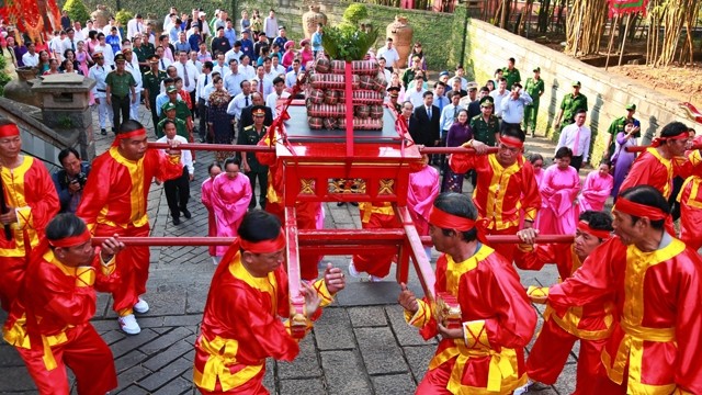 胡志明市举行雄王国祖圆柱形粽子供奉仪式。