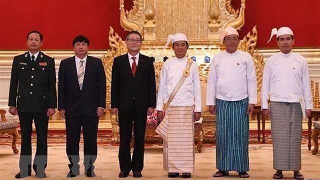 缅甸总统吴温敏与越南驻缅甸大使李国俊合影留念。（图片来源：越通社）